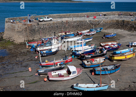 Boote im Hafen, Coverack, Cornwall gestrandet Stockfoto