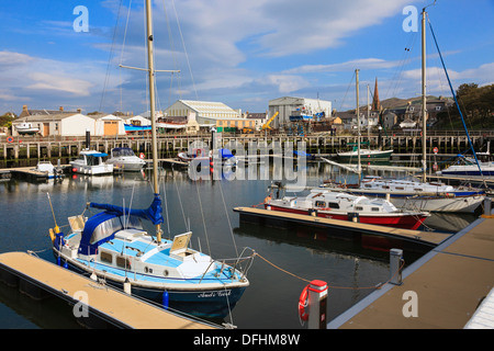 Girvan Hafen und Marina mit dem Bootsreparaturen arbeitet im Hintergrund, Ayrshire, Schottland, Großbritannien Stockfoto