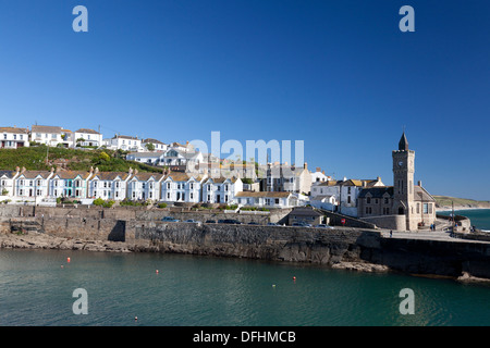 Reihe von Hütten mit Blick auf den Hafen mit dem Bickford-Smith Institute am Hafen Eingang, Hafendamm, Cornwall Stockfoto