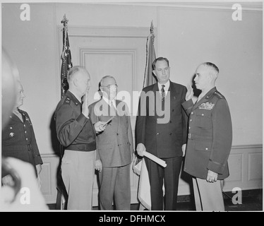 General Omar Bradley (rechts) nimmt den Amtseid als Chef des Stabes der U. S. Army. Er wird von Gen vereidigt... 199626 Stockfoto