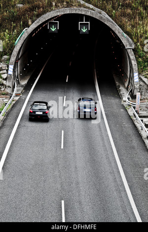 zwei Autos in der Autobahntunnel, Spanien Stockfoto