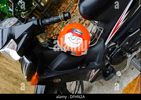 Ein lächelndes Gesicht eine Cartoon-Figur auf der Motorradfahrer Sturzhelm gedruckt. Stockfoto