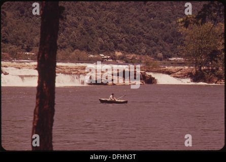 GLEN FERRIS, AUF DEM KANAWHA RIVER NAHE GAULEY BRIDGE, IST EIN BELIEBTER ORT FÜR CAMPING UND ANGELN 550976 Stockfoto