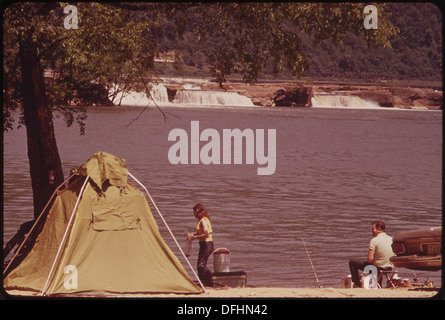 GLEN FERRIS, AUF DEM KANAWHA RIVER NAHE GAULEY BRIDGE, IST EIN BELIEBTER ORT FÜR CAMPING UND ANGELN 550977 Stockfoto