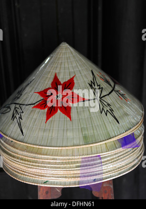Traditionelle vietnamesische konische Hüte für den Verkauf an Touristen in einem vietnamesischen laden. Stockfoto