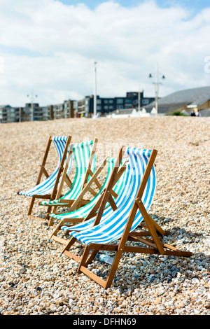 Fünf Liegestuhl am Strand in Bognor Regis, West Sussex, UK Stockfoto