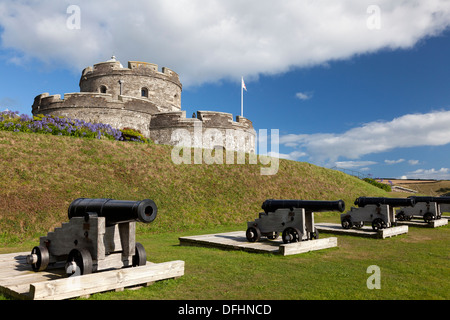 St. Mawes Castle mit Kanonen auf dem Gelände, Cornwall Stockfoto