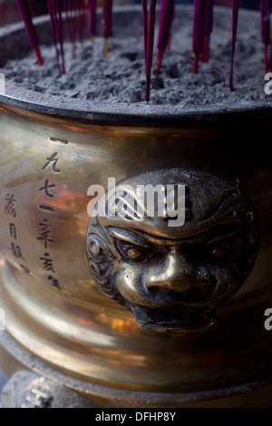 Eine Asche-Schüssel mit Räucherstäbchen in einem chinesischen Tempel Stockfoto