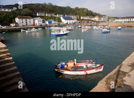Hafen und kleinen Badeort Porthleven, Cornwall, England Stockfoto