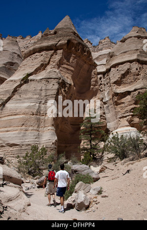 Wanderer auf dem Slot Canyon Trail im Kasha-Katuwe Zelt Rocks National Monument, New Mexico. Stockfoto