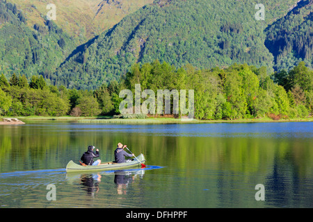 Zwei Männer, ein kanadisches Kanu über See Haukeland paddeln, im Sommer in der Nähe von Bergen, Hordaland, Norwegen, Scandinavia Stockfoto