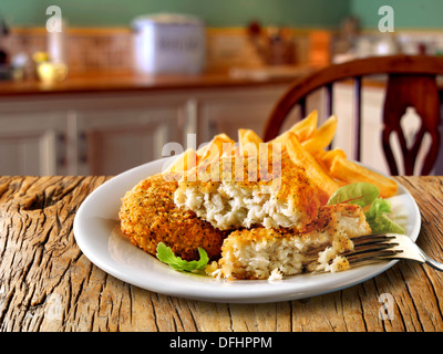 Britische Lebensmittel - panierte Fisch Kuchen & Chips Stockfoto