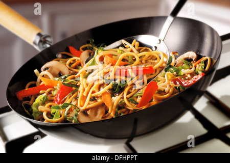 Stir Fry Nudeln, Paprika, Pilze & Karotten Stockfoto