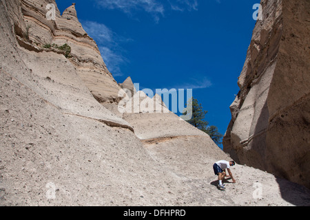 Wanderer auf dem Slot Canyon Trail im Kasha-Katuwe Zelt Rocks National Monument, New Mexico. Stockfoto