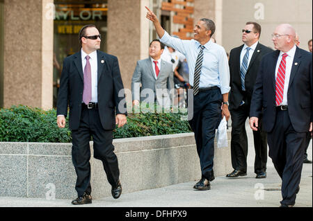 Washington DC, USA. 4. Oktober 2013. US-Präsident Barack Obama Wellen an die Zuschauer im Taylor Gourmet an der Pennsylvania Avenue nach einem Spaziergang vom weißen Haus für ein Mittagessen zum mitnehmen. Der Grund gab er war sie hungern und die Einrichtung ist einen Prozent Rabatt beurlaubt Regierung Arbeiter als Indiz wie gewöhnliche Amerikaner suchen für einander geben. Bildnachweis: Pete Marovich / Pool über CNP Credit: Dpa picture-Alliance/Alamy Live News Stockfoto