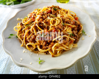 Frisch gekocht vergoldete Spaghetti Bolognese und ragout Soße auf einem Tisch, Anregung dienen Stockfoto
