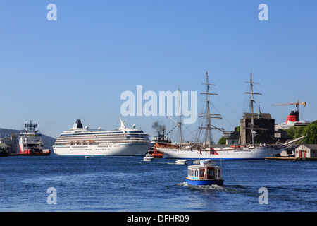 Großsegler Statsraad Lehmkuhl und Kreuzfahrtschiff Crystal Symphony vertäut im Vågen Hafen, Bergen, Hordaland, Norwegen, Skandinavien Stockfoto