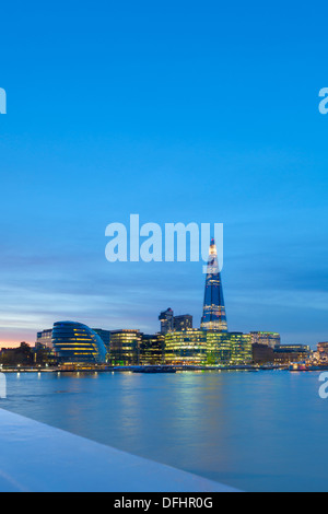 Die Scherbe und More London in der Nacht, London, England Stockfoto