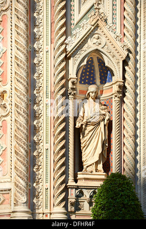 Statue der Heiligen Maria von den Blumen auf der Fassade von Florenz Duomo (Kathedrale von Santa Maria Del Fiore, Florenz Italien Stockfoto