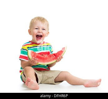 Kid Boy Essen Wassermelone isoliert auf weiss Stockfoto