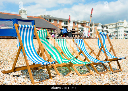 Fünf Liegestuhl am Strand in Bognor Regis, West Sussex, UK Stockfoto