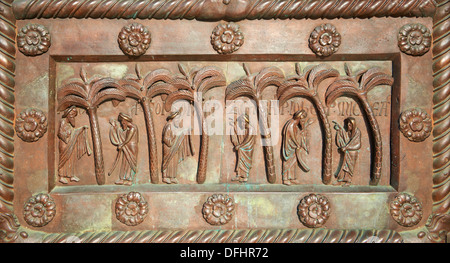 Mittelalterliche Skulpturen von der Tür des Baptisteriums von Pisa, Italien Stockfoto