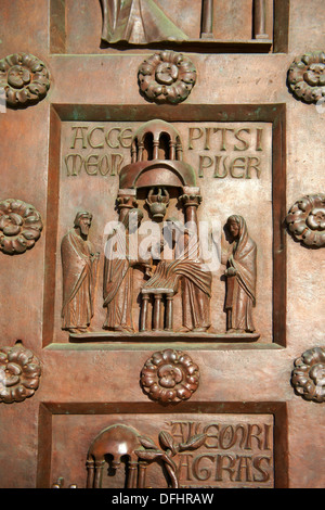 Mittelalterliche Skulpturen von der Tür des Baptisteriums von Pisa, Italien Stockfoto