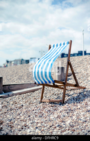 Einzelne blaue Liegestuhl am Strand in Bognor Regis, West Sussex, UK Stockfoto