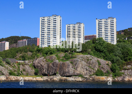 Neue hi-Rise Waterfront Apartments über Menschen klettern auf Felsen entlang Byfjord Fjord am Stadtrand von Bergen, Norwegen Stockfoto