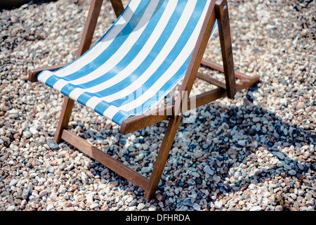 Einzelne blaue Liegestuhl am Strand in Bognor Regis, West Sussex, UK Stockfoto