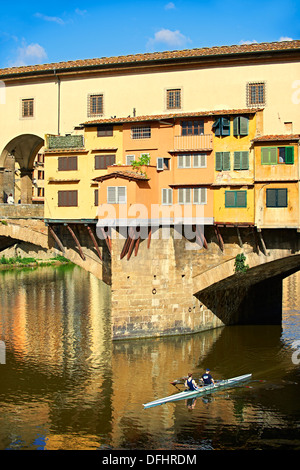 Die mittelalterliche Ponte Vecchio Brücke über den Fluss Arno, Florenz, Italien Stockfoto