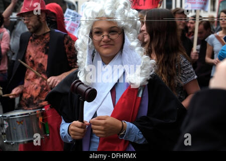 London, UK. 5. Oktober 2013. Protest gegen Kürzungen auf Beratungs-/Prozesskostenhilfe. März von Old Bailey folgten Straßensperre außerhalb der Royal Courts of Justice in London Credit: Rachel Megawhat/Alamy Live News Stockfoto