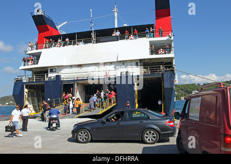 Fußgänger und Fahrzeuge Einschiffen auf einer Hellenic Seaways Fähren auf der griechischen Insel Skiathos in den Sporaden. Stockfoto