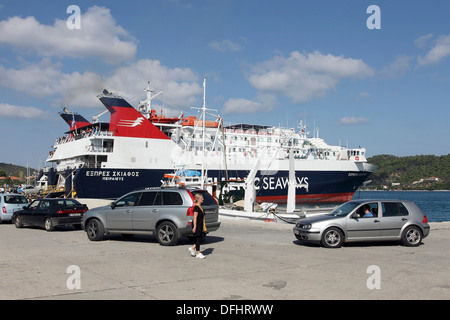 Fahrzeuge an Bord ein Hellenic Seaways Fähren in Skiathos Stadt auf der griechischen Insel Skiathos. Stockfoto