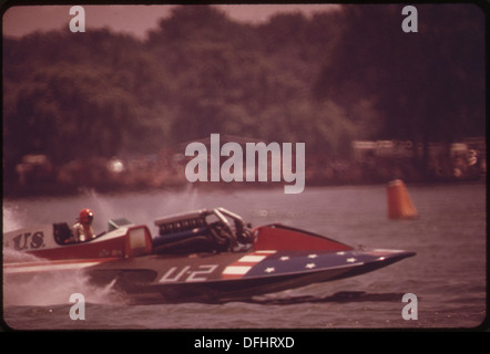 Das gar Wood Trophy Race auf dem Detroit River bietet Hochgeschwindigkeitsrennen mit Wasserflugzeugen. Das Miss USA Hydroplane fährt während des Wettkampfs an einer Kursmarkierung vorbei. Stockfoto