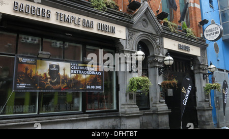 Bild von Badbobs Pub in Temple Bar während der Arthurs Day Feierlichkeiten in Dubln Stadtzentrum entfernt. Stockfoto