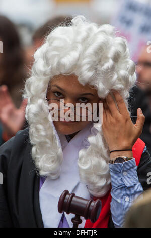 London, UK. 5. Oktober 2013. Kredit-Interessengruppe UKUncut Blockade Straßen in massenhaften zivilen Ungehorsam in UK, London, UK 5. Oktober 2013: Martyn Wheatley/Alamy Live News Stockfoto