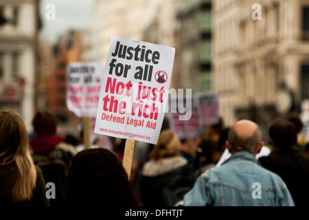 London, UK. 5. Oktober 2013. Kredit-Interessengruppe UKUncut Blockade Straßen in massenhaften zivilen Ungehorsam in UK, London, UK 5. Oktober 2013: Martyn Wheatley/Alamy Live News Stockfoto