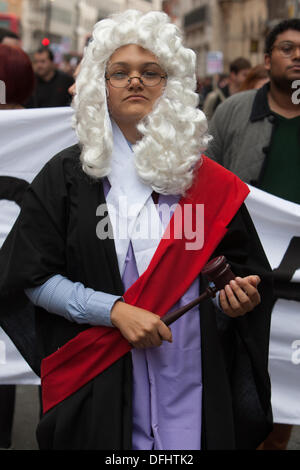 London, UK. 5. Oktober 2013. Kredit-Interessengruppe UKUncut Blockade Straßen in massenhaften zivilen Ungehorsam in UK, London, UK 5. Oktober 2013: Martyn Wheatley/Alamy Live News Stockfoto