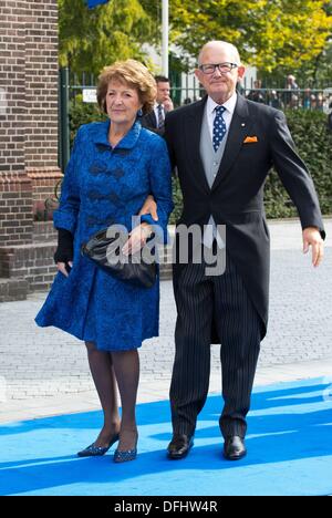 Apeldoorn, Niederlande. 5. Oktober 2013. Niederländische Prinzessin Margriet und Pieter van Vollenhoven Mann besuchen die Hochzeit von Prinz Jaime de Bourbon de Parma in der Kirche Onze Lieve Vrouwe zehn Hemelopneming in Apeldoorn, 5. Oktober 2013. Foto: RPE / Albert Philip van der Werf/Dpa/Alamy Live News Stockfoto