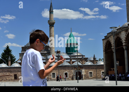 Kind beten vor dem Grab von Mevlana Stockfoto