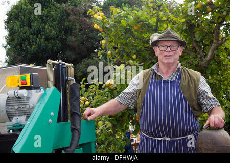 Arnside, Silverdale, UK. 5. Oktober, 2013. Herr Edi Albert drücken Äpfel mit einem Curbl österreichische Obst drücken Sie auf Arnside des Fünften AONB Apple Tag an briery Bank Obstgarten, Arnside. Viele Äpfel und Kürbisse zum Verkauf, Tierwelt zeigt, apple id-Experten rätseln über seltene Sorten und viel frisch gepressten Saft - der Apple drücken Sie den ganzen Tag hart gearbeitet, um den Durst der fast 1000 Besucher zu befriedigen. Stockfoto