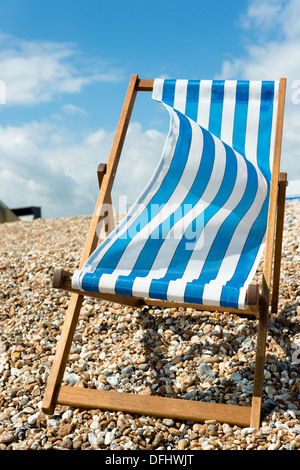 Einzelne blaue Liegestuhl am Strand in Bognor Regis, West Sussex, UK Stockfoto