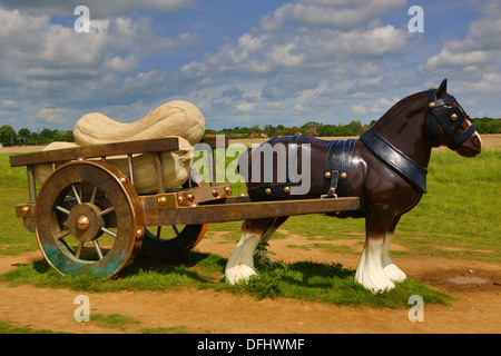 Perceval, lebensgroße Skulptur eines Shire Horse ziehen riesige Zucchini. Britischen Künstlerin Sarah Lucas, bei Snape Maltings Stockfoto