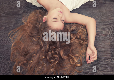 Porträt von schönen schlafenden Mädchen mit lockigem Haar Stockfoto