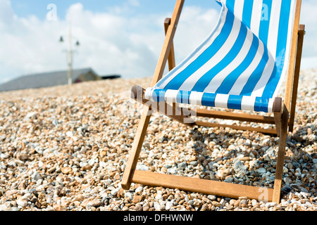 Einzelne blaue Liegestuhl am Strand in Bognor Regis, West Sussex, UK Stockfoto