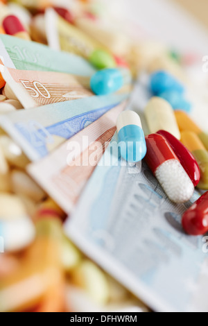 Medizin und Euro-Geldscheine mit bunten andere Medikation Stockfoto