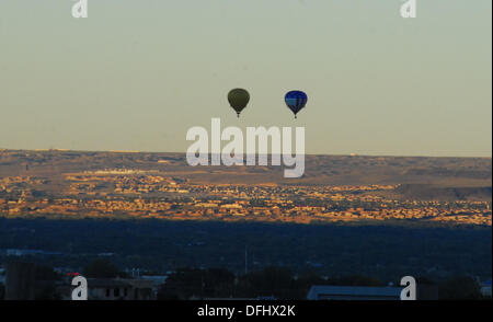 Albuquerque, New Mexico, USA. 5. Oktober 2013. Zwei einsame Heißluftballons schweben über Albuquerque, New Mexico in Albuquerque International Balloon Fiesta Samstag, 5. Oktober 2013. Bildnachweis: Brian Winter/Alamy Live-Nachrichten Stockfoto