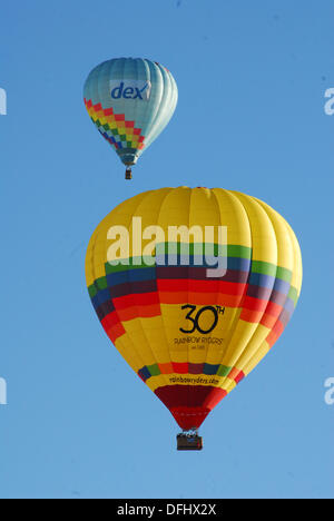 Albuquerque, New Mexico, USA. 5. Oktober 2013. Zwei Heißluftballons schweben über Albuquerque, New Mexico in Albuquerque International Balloon Fiesta Samstag, 5. Oktober 2013. Bildnachweis: Brian Winter/Alamy Live-Nachrichten Stockfoto