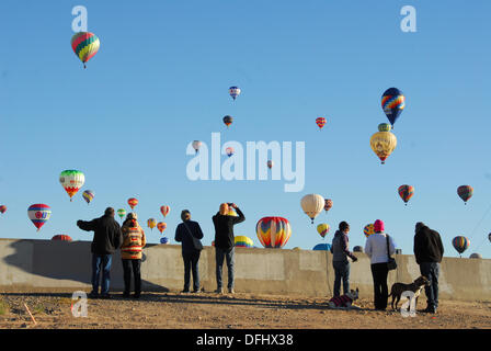 Albuquerque, New Mexico, USA. 5. Oktober 2013. Zuschauer sehen die Albuquerque International Balloon Fiesta während des ersten Tages Mass Ascension in Albuquerque, New Mexico auf Samstag, 5. Oktober 2013. Bildnachweis: Brian Winter/Alamy Live-Nachrichten Stockfoto